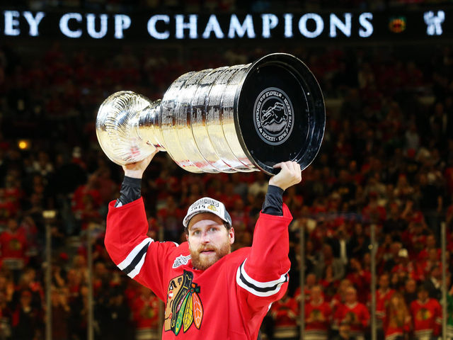 Blackhawks re-sign Andrew Desjardins to 2-year contract worth reported $1.6M