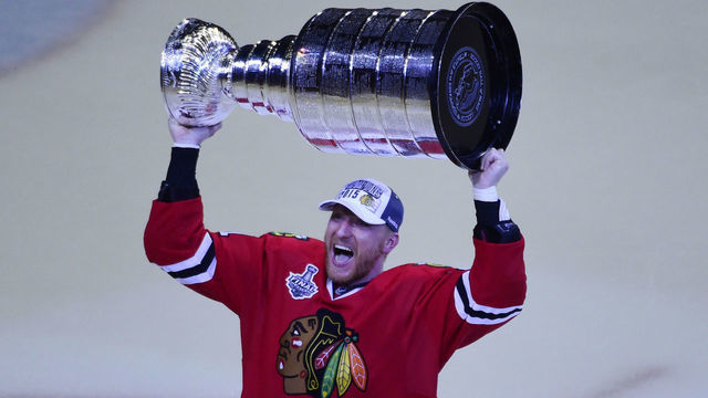 PHOTO: Marian Hossa eats pierogies out of Stanley Cup