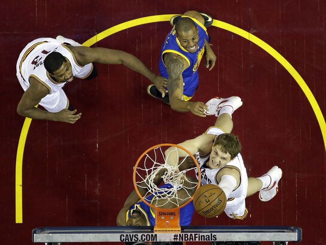 VIDEO: Mozgov erases Iguodala layup, Curry floater