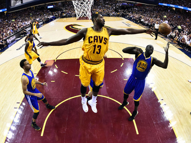 VIDEO: Cavs' Thompson leaps to reject Warriors' Green at the rim
