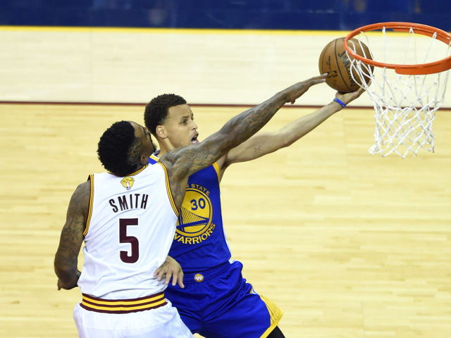 VIDEO: Curry fights off Smith, finishes expertly with left hand