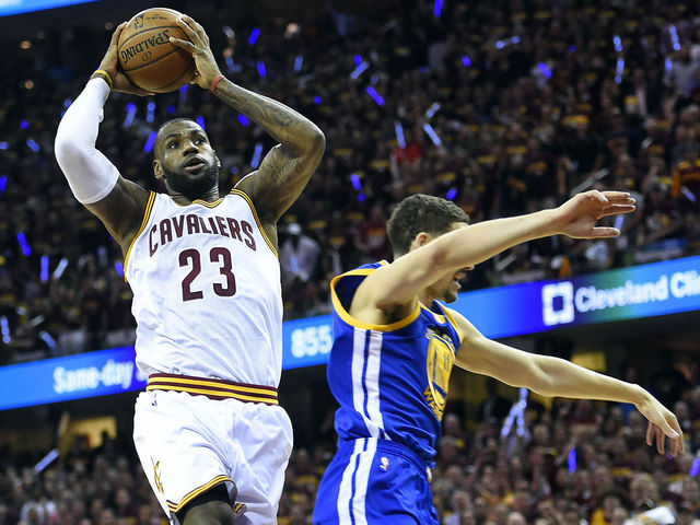 VIDEO: LeBron steals, streaks, slams