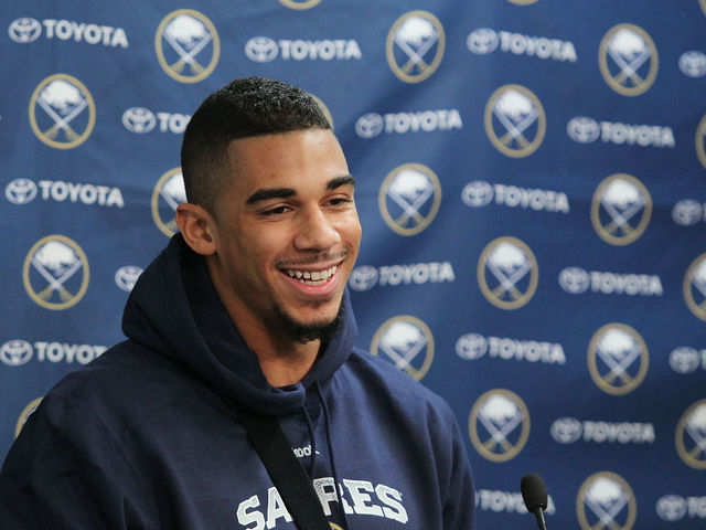 PHOTO: Sabres' Kane wins back model girlfriend with billboard in L.A.