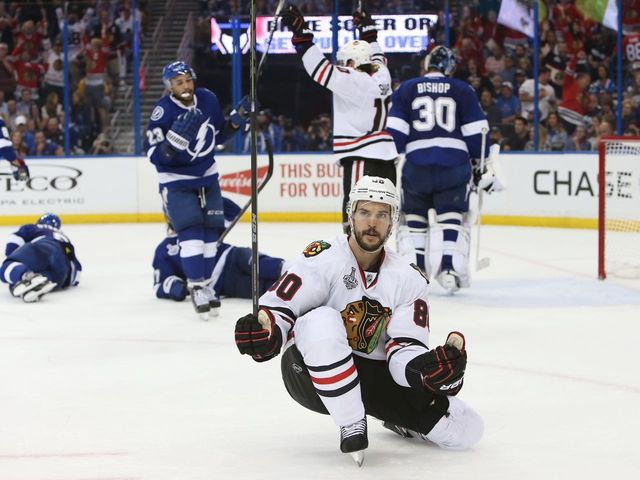 Blackhawks' Vermette puts new baby in Stanley Cup for Father's Day