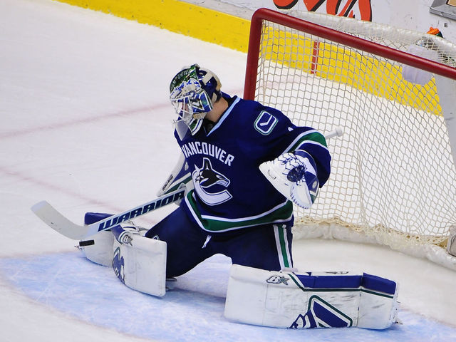 Canucks trade Eddie Lack to Hurricanes