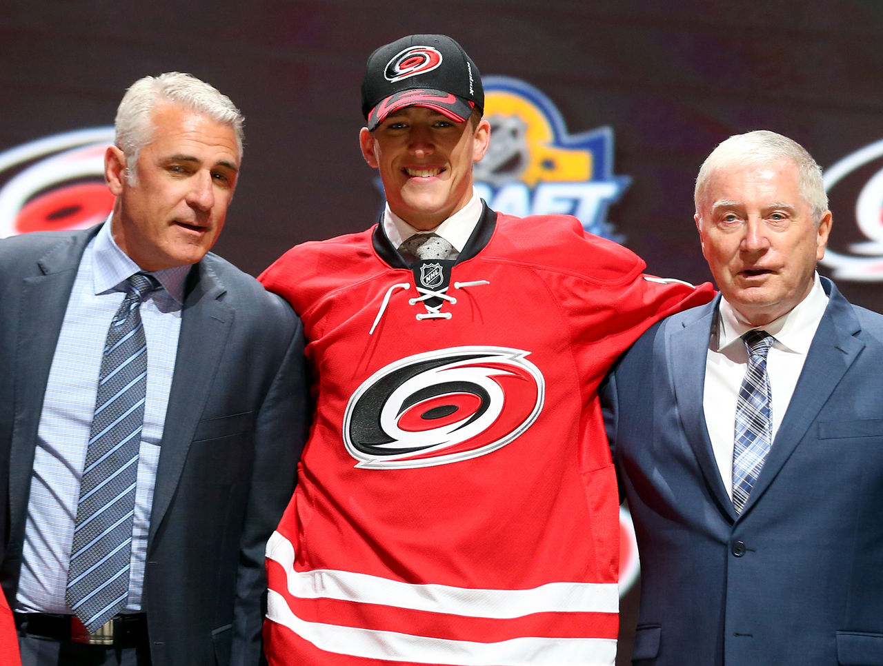 Макдэвид драфт. Драфт нхл 2015. Nhl логотип на экран. Нхл расписание. Что значит выставить на драфт в хоккее.