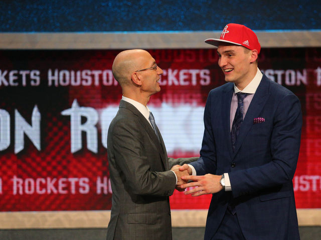 PHOTO: Rockets draft pick Sam Dekker mows his parents' lawn