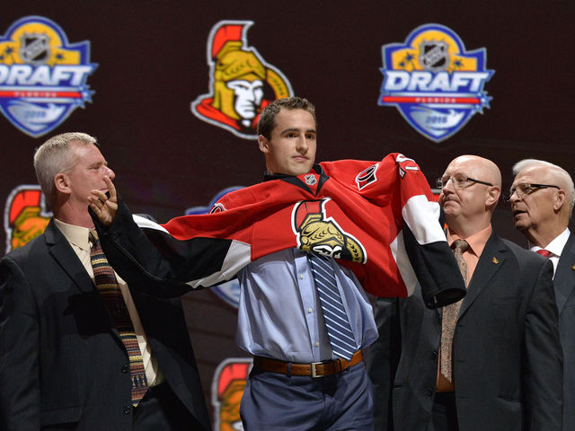 VIDEO: Senators draft pick Colin White leaves Gary Bettman hanging in handshake line