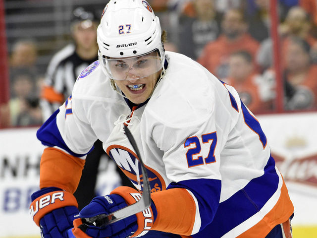 Islanders' Lee out indefinitely with broken fibula
