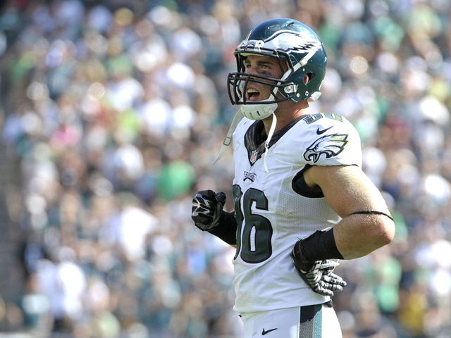 Watch: Eagles' Ertz makes circus catch after deflection off Chiefs defender