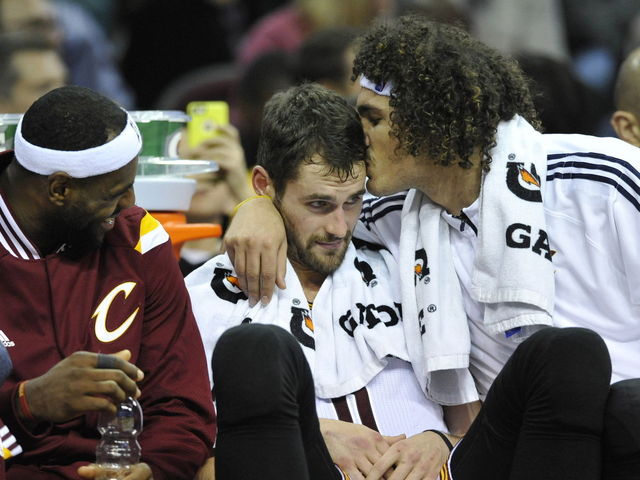 Cavaliers happy for fan favorite Varejao after joining Warriors