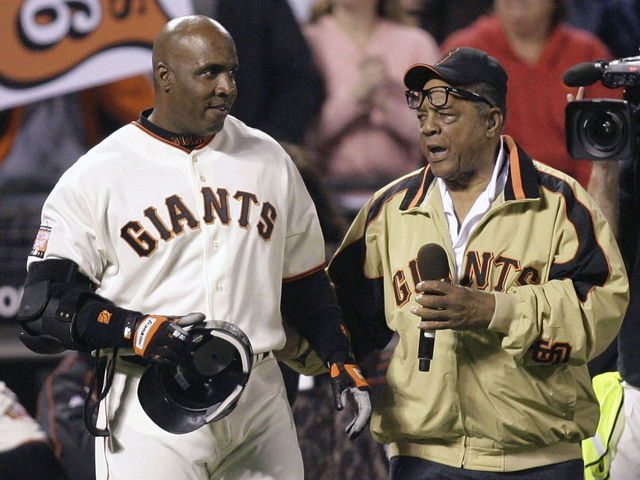 PHOTO: Barry Bonds snaps selfie with sleeping Willie Mays