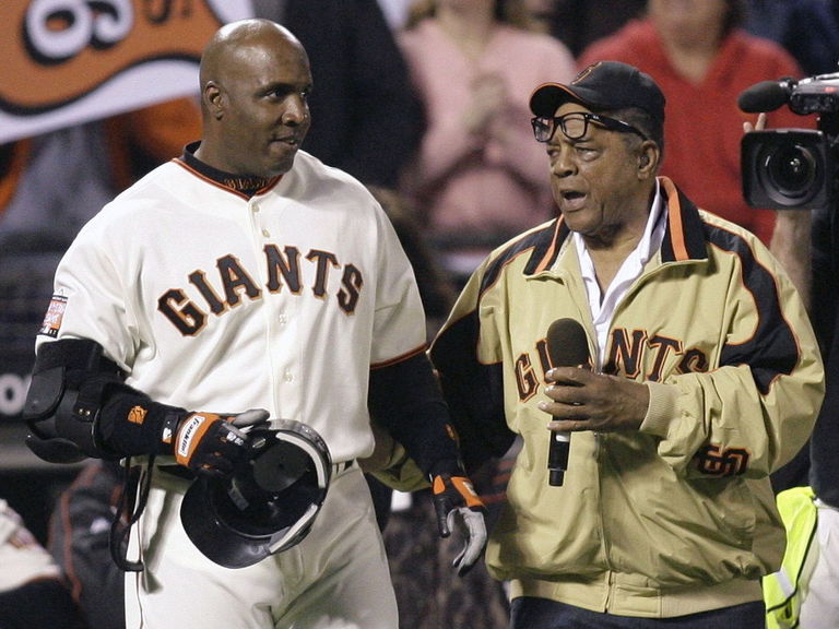 PHOTO Barry Bonds snaps selfie with sleeping Willie Mays