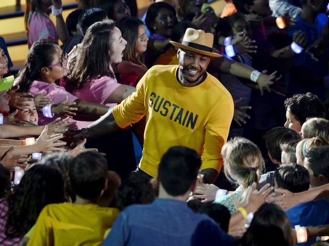 Carmelo Anthony tries, fails to set world record for high-fives