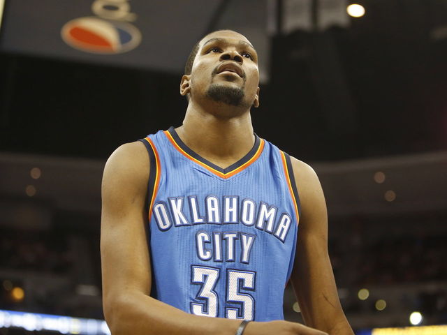 VIDEO: Kevin Durant botches routine fly ball at celebrity softball game