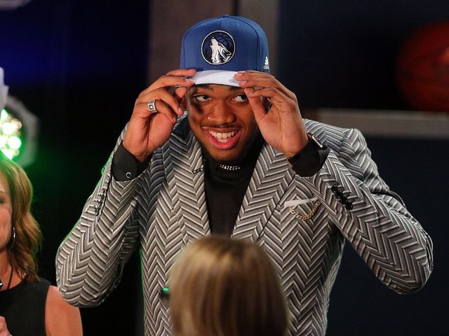 VIDEO: Wolves' Towns throws down between-the-legs jam at rookie photo shoot