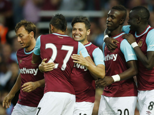 Fiorentina signs Argentine forward Mauro Zarate out of West Ham