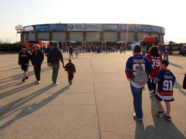 VIDEO: 'Let's go Islanders' chant breaks out as Billy Joel closes out Nassau Coliseum