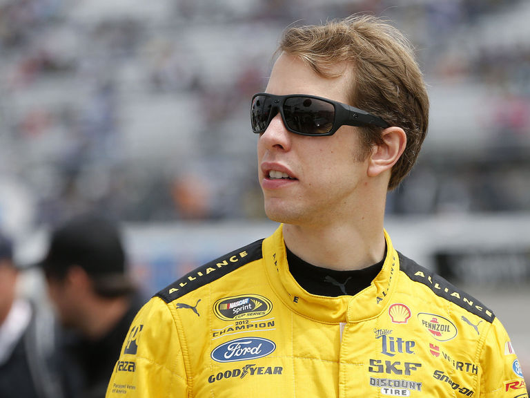 VIDEO: Keselowski Hits His Crew Members In Pit Lane | TheScore.com