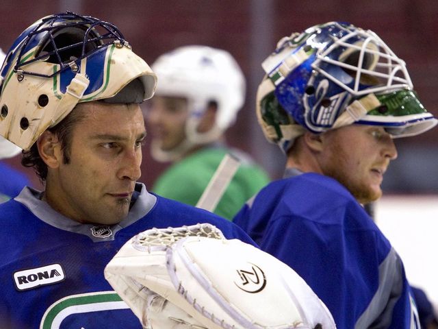 Fan confuses Luongo and Schneider; asks for autograph on wrong photo