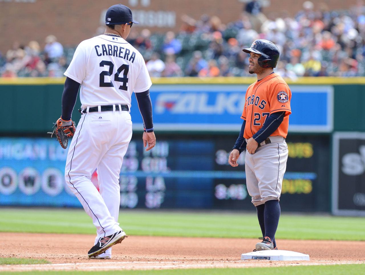 Altuve, Cabrera untuck each other's jerseys 