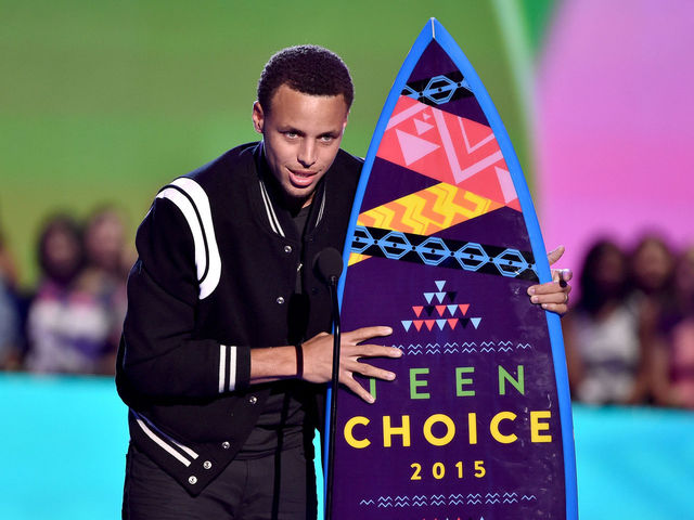 Curry picks up surfboard for Best Male Athlete at Teen Choice Awards