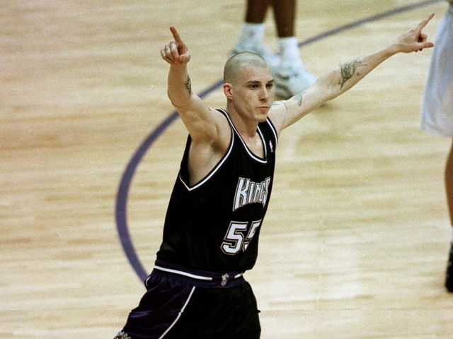 Watch: Jason Williams busts out elbow pass