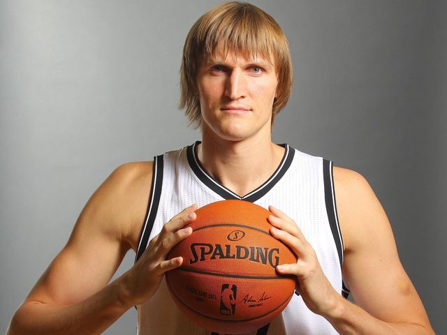 Former NBAer Andrei Kirilenko receives model AK-47 in Russia