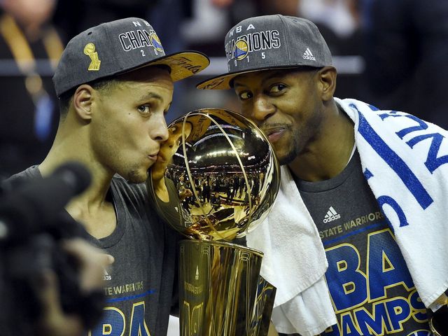 VIDEO: Warriors unveil championship banner at practice facility