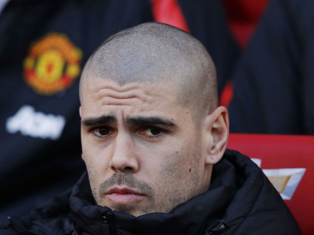 Report: Valdes denied dressing room locker, has to train alone at United