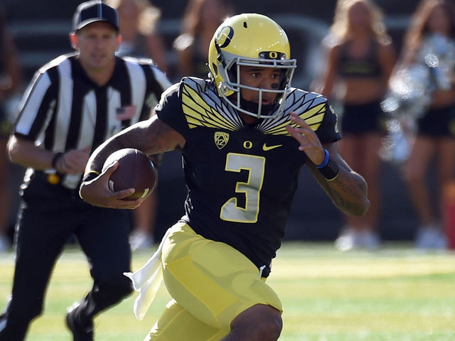 Report: Oregon's Vernon Adams dealing with injured finger, expects to play Saturday