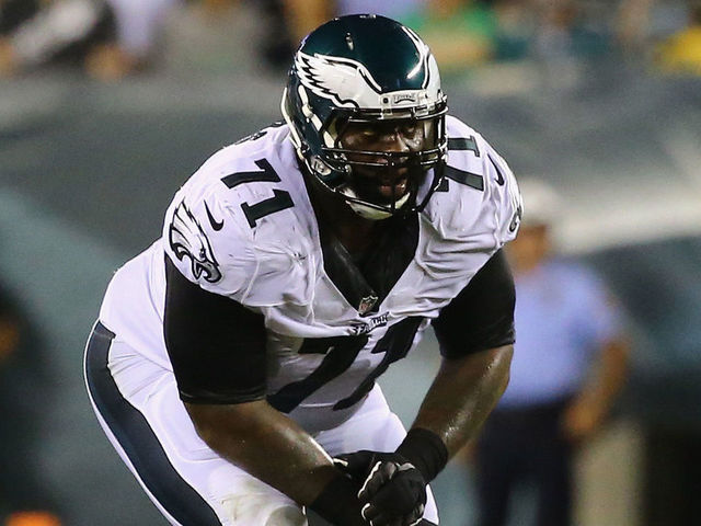 Watch: Eagles' Peters signs Wounded Warrior's prosthetic leg