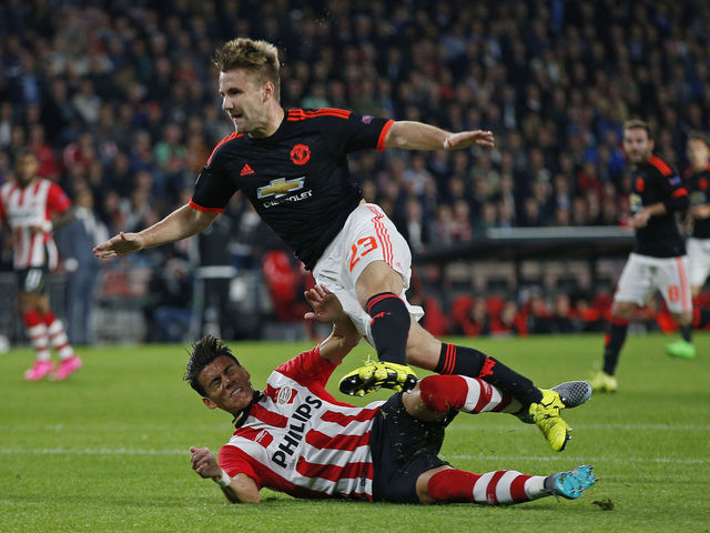 Manchester United's Luke Shaw carted off with broken leg vs. PSV