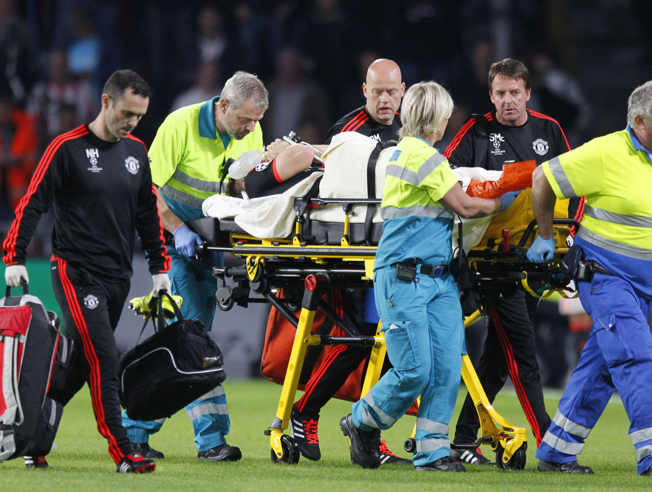 Manchester United's Luke Shaw carted off with broken leg ...