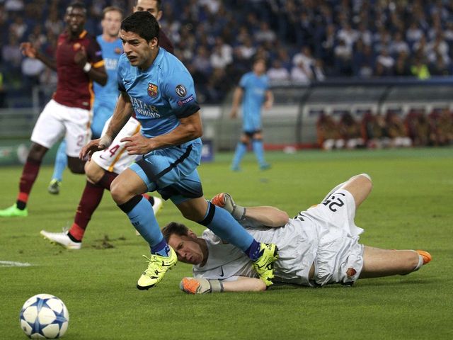 Roma's Wojciech Szczesny leaves match vs. Barcelona with hand injury