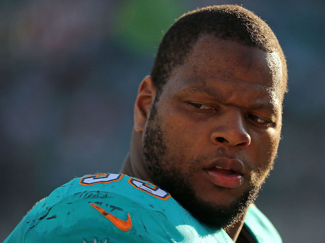 VIDEO: Suh appears to kick Fitzpatrick in the head | theScore