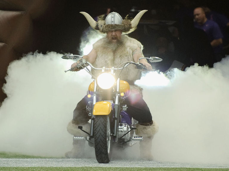 Ragnar the Minnesota Vikings Mascot, played by Joseph Juranitch, is a  News Photo - Getty Images