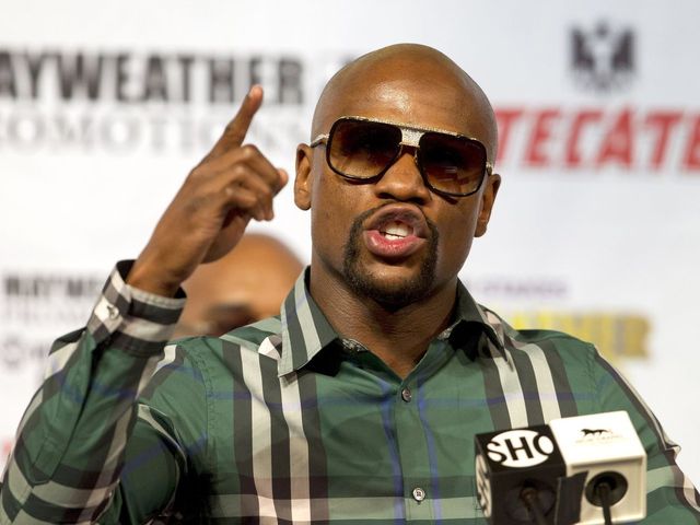 Mayweather says he's 'officially out of retirement' for McGregor