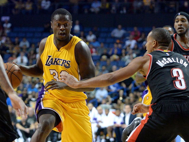 Lakers' Randle helped through recovery by Bryant, learning from World Peace
