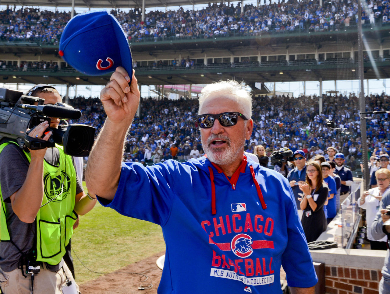 Chicago Cubs' Joe Maddon drives 1976 Dodge van to Wrigley - Sports  Illustrated