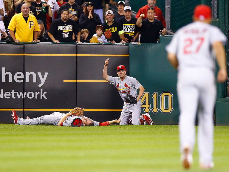 Cardinals' Piscotty carted off field after violent collision