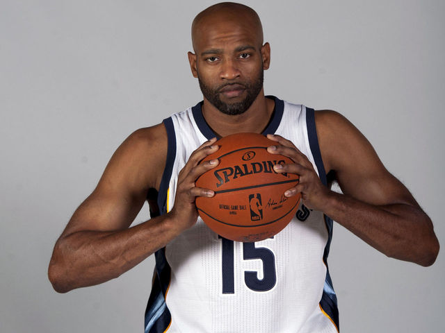 PHOTO: Vince Carter proves he's still got it with impressive vertical
