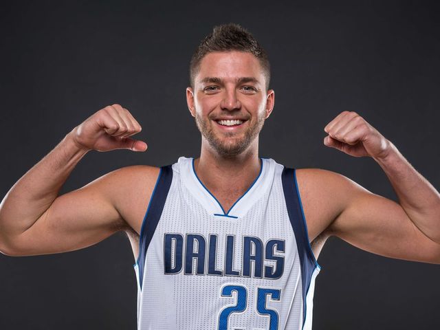 VIDEO: Chandler Parsons has absurd amount of fun playing the cowbell