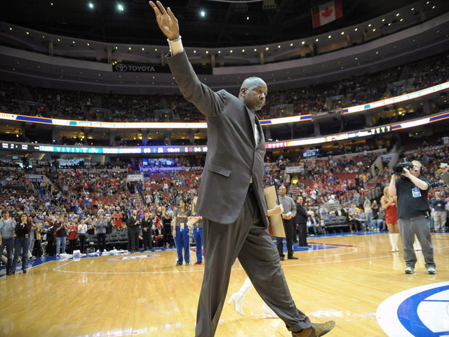 PHOTO: 76ers honor Moses Malone vs. Lakers