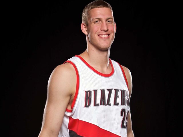 VIDEO: Blazers' Plumlee drains backward 3-pointer at the buzzer