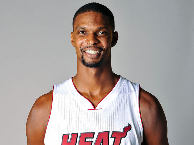 VIDEO: Heat's Bosh drops between-the-legs dime to Wade
