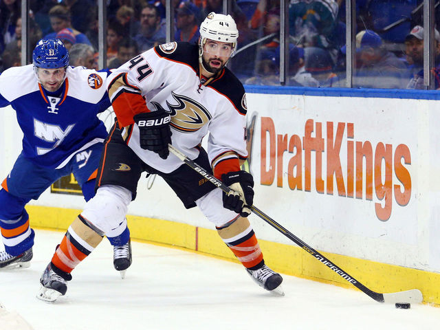 Senators sign Nate Thompson to 2-year contract