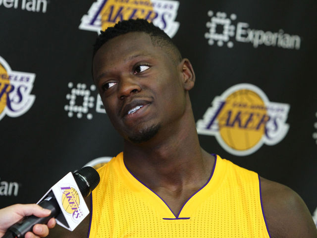 VIDEO: Julius Randle brings trash-talk A-game, clowns KG with inbounds pass off back