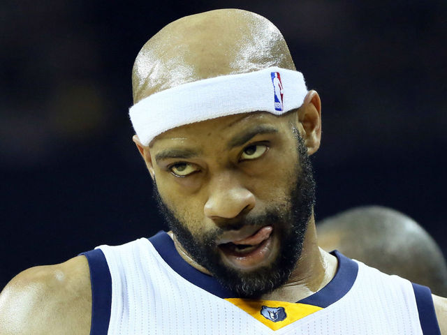 VIDEO: Vince Carter clanks dunk attempt off front-iron