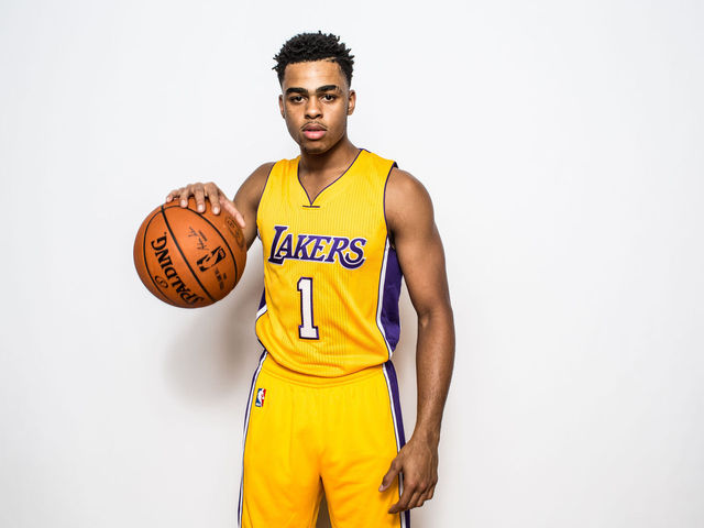 Lakers' Russell leaves preseason game with glute bruise